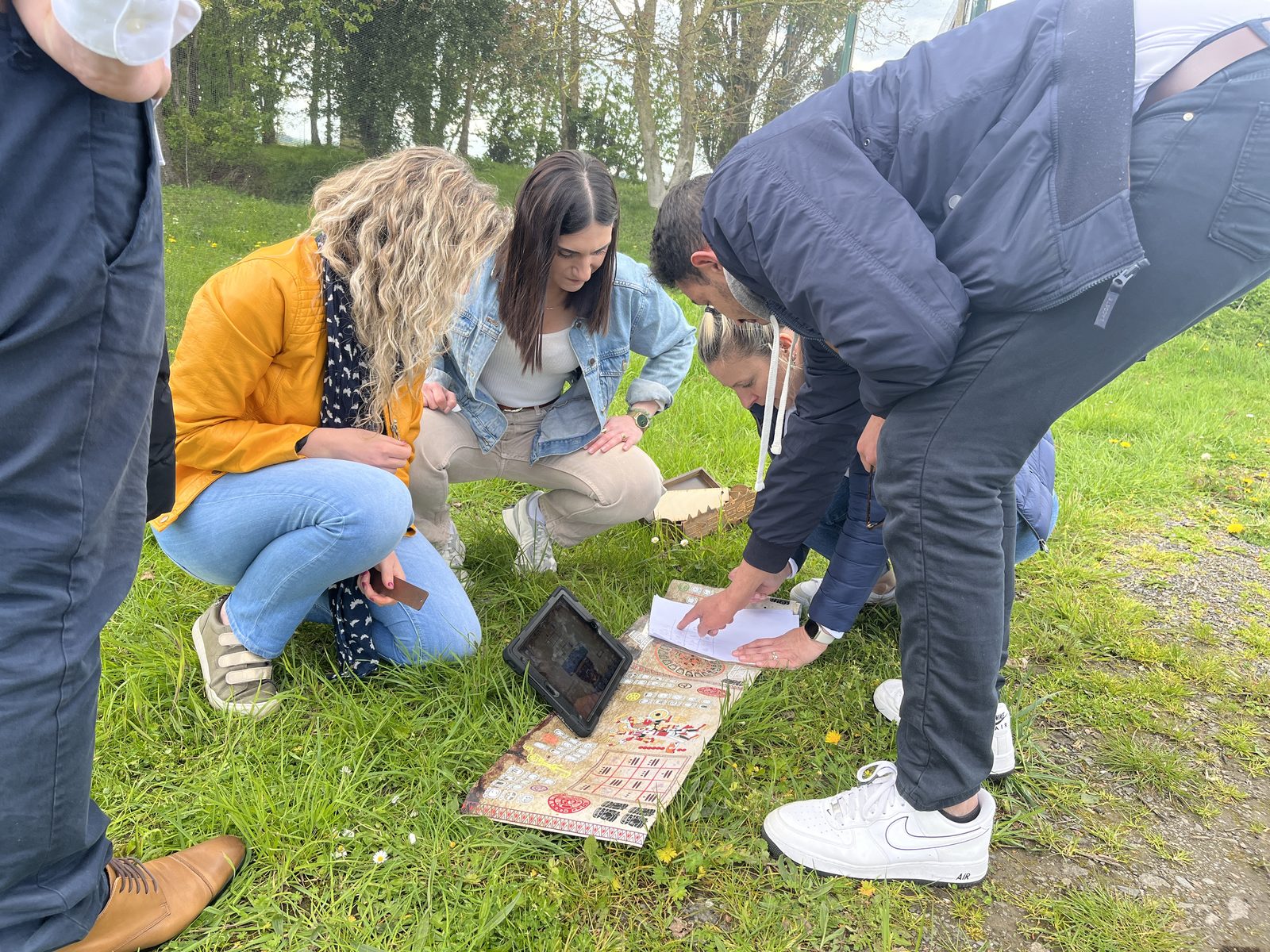 Groupe résolvant les énigmes de la Chasse au Trésor chez Team Square
